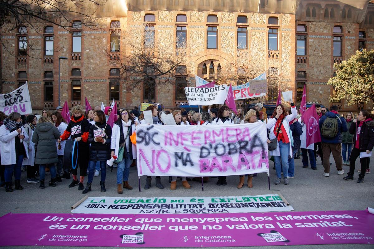 Continúa la concentración de Infermeres de Catalunya para reclamar mejoras laborales