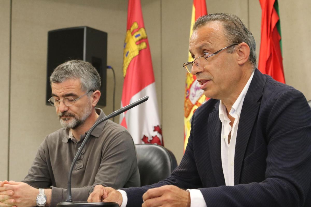 RAFAEL VILLANUEVA Y CASTO LOPEZ CAÑIBANO, EN UN MOMENTO DE LA RUEDA DE PRENSA. SANIDAD. JUNTA DE CASTILLA Y LEON. VACUNACION INTERNACIONAL. JEFE SERVICIO SANIDAD ZAMORA. JEFE SECCION EPIDEMIOLOGIA SERVICIO SANIDAD DE ZAMORA