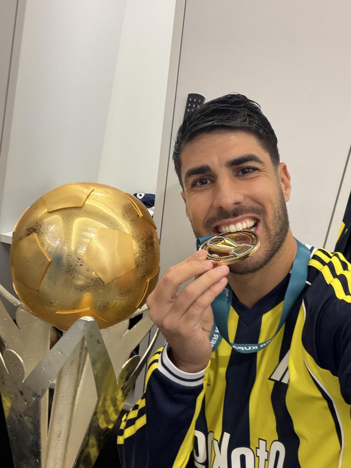 Marco Asensio, con su trofeo y medalla de campeón.