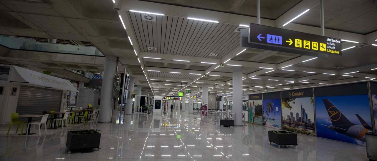 La terminal de Son Sant Joan desértica durante la interrupción de los vuelos.