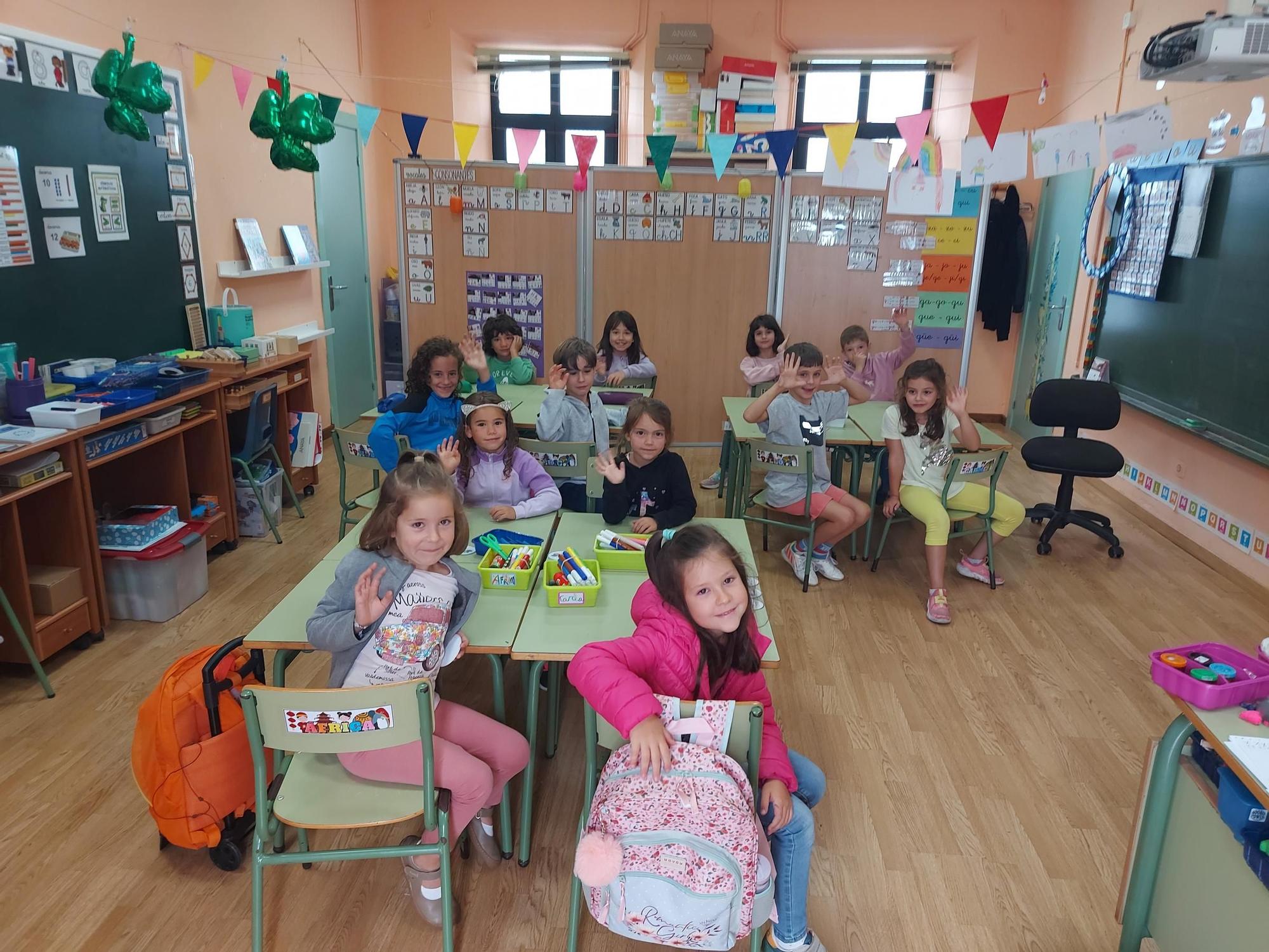 Una de las aulas de Primaria llena de niños.