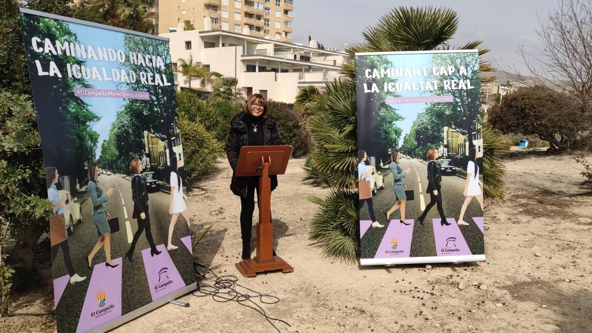 Presentación del 8M en El Campello por parte de la edil Mercé Pairó