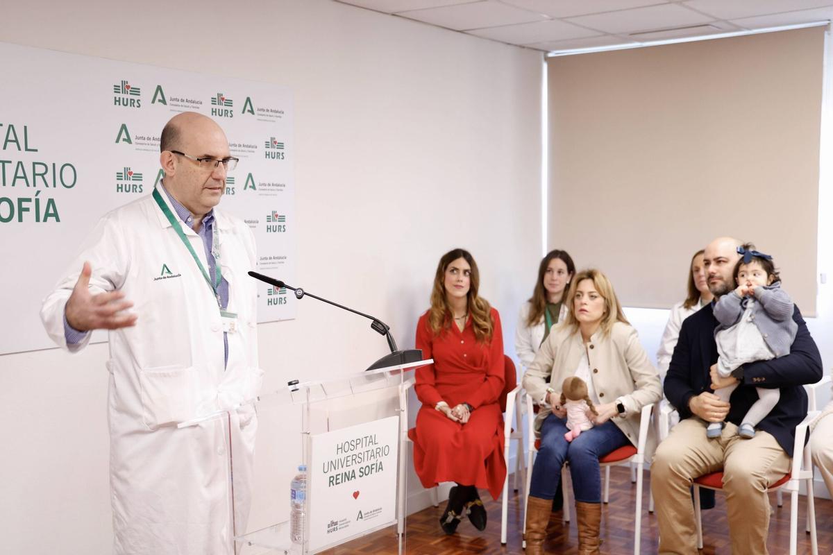 Córdoba. La delegada territorial de Sanidad de la Junta, María Jesús Botella, junto al equipo directivo y profesiones del Hospital Universitario Reina Sofía, presenta la realización de los primeros trasplantes hepáticos de donante vivo por cirugía robótica. (Hospital Reina Sofía)