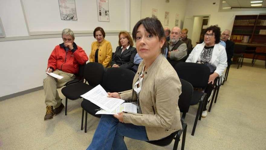 Ainhoa Fervenza, en primer término, en una asamblea del PSOE local.  // G.Santos
