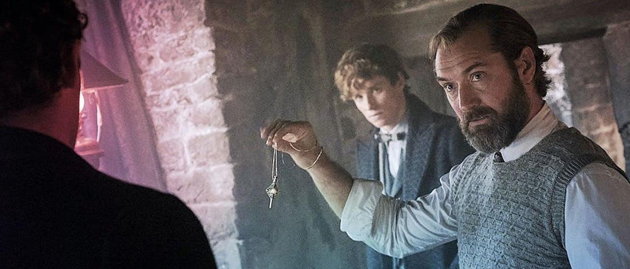 Jude Law y Eddie Redmayne, en un fotograma de &#039;Animales fantásticos: Los secretos de Dumbledore&#039;.