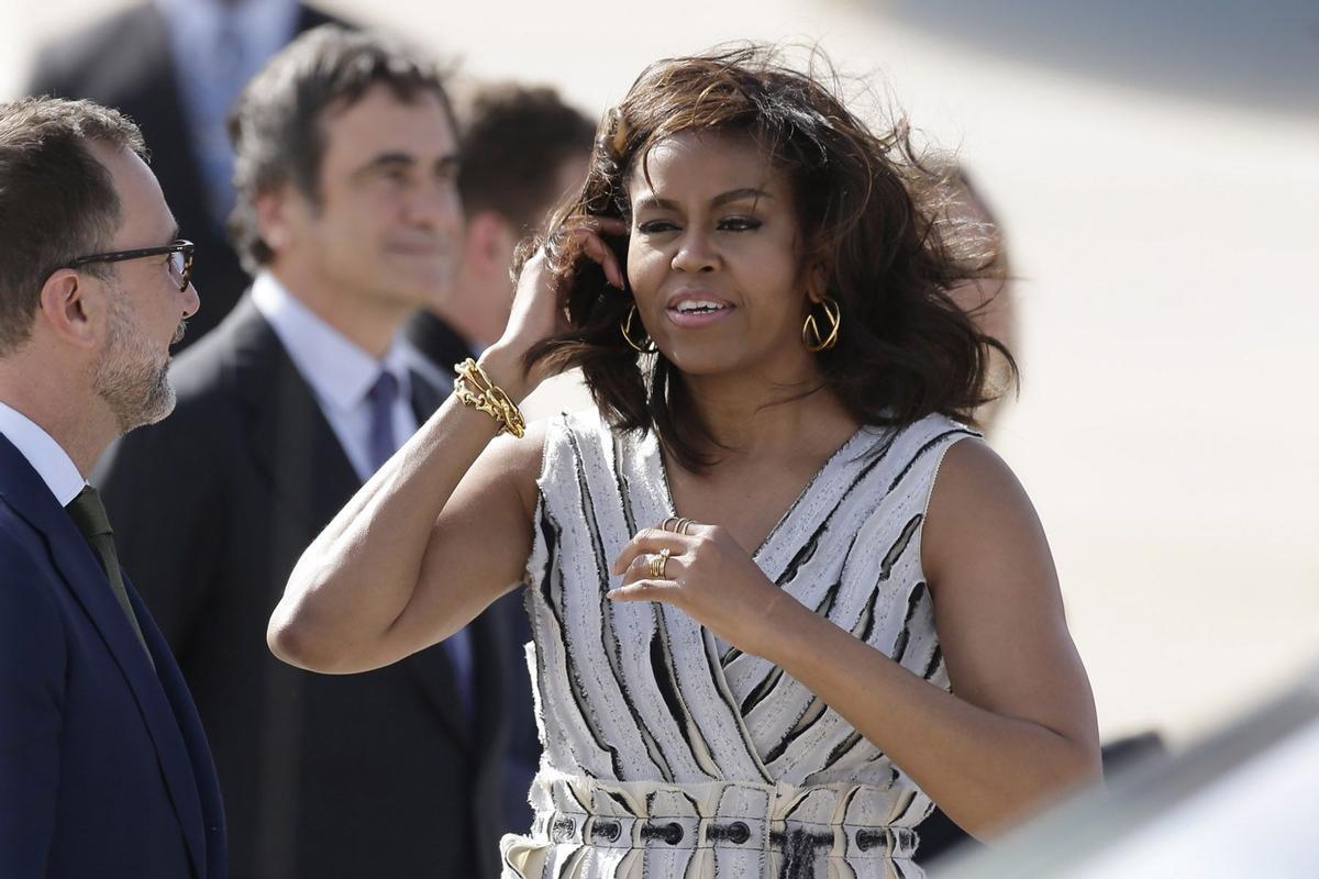 Michelle Obama con vestido de Proenza Schouler y complementos dorados