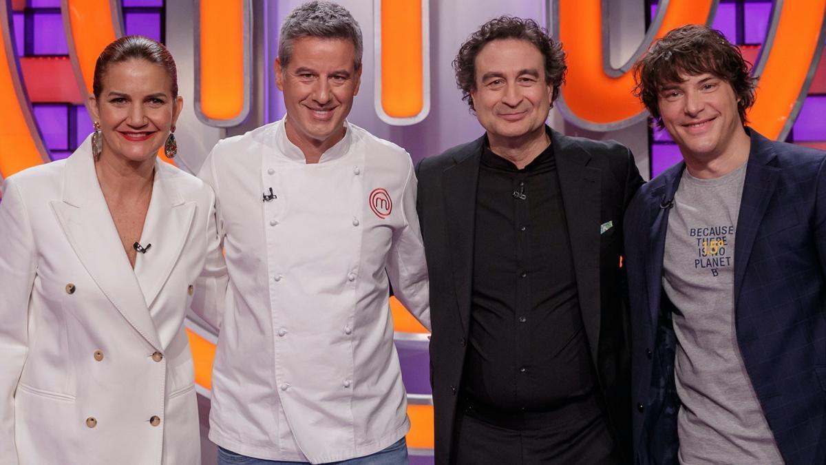 Nico Abad junto al jurado de ’Masterchef’.