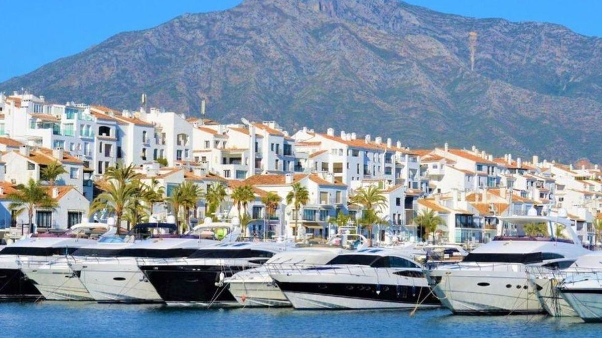 Embarcaciones atracadas en Puerto Banús, epicentro del turismo de lujo en el término municipal de Marbella.