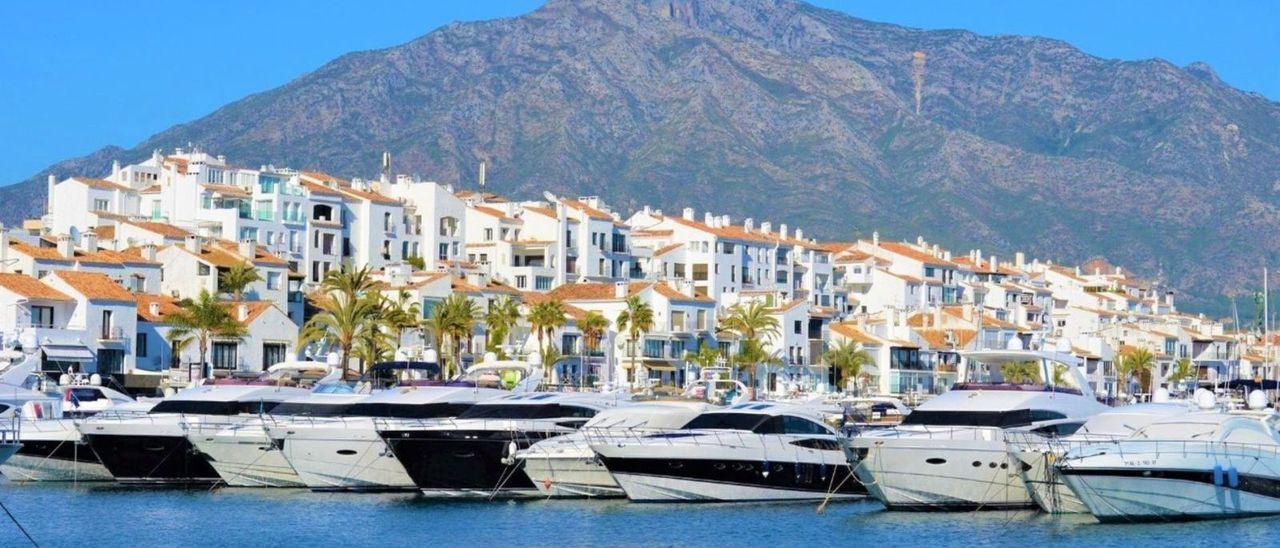 Embarcaciones atracadas en Puerto Banús, epicentro del turismo de lujo en el término municipal de Marbella.