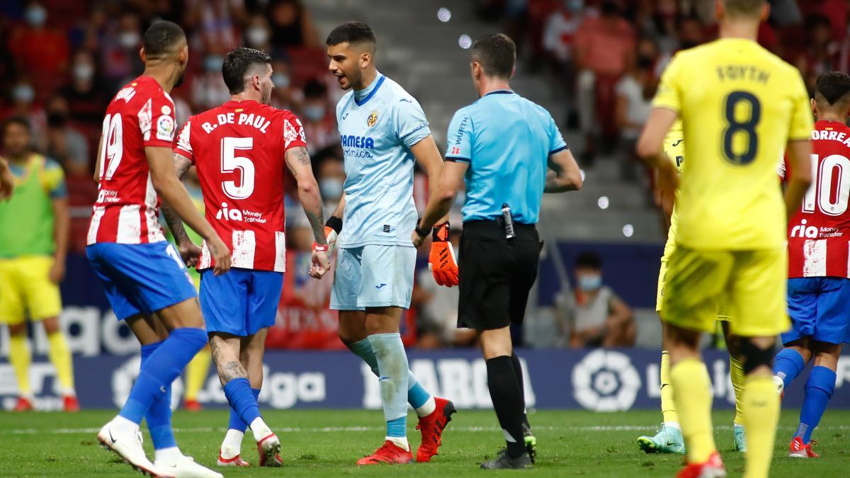 El meta del Villarreal Gero Rulli se encara al jugador del Atlético Rodrigo de Paul en el Wanda.