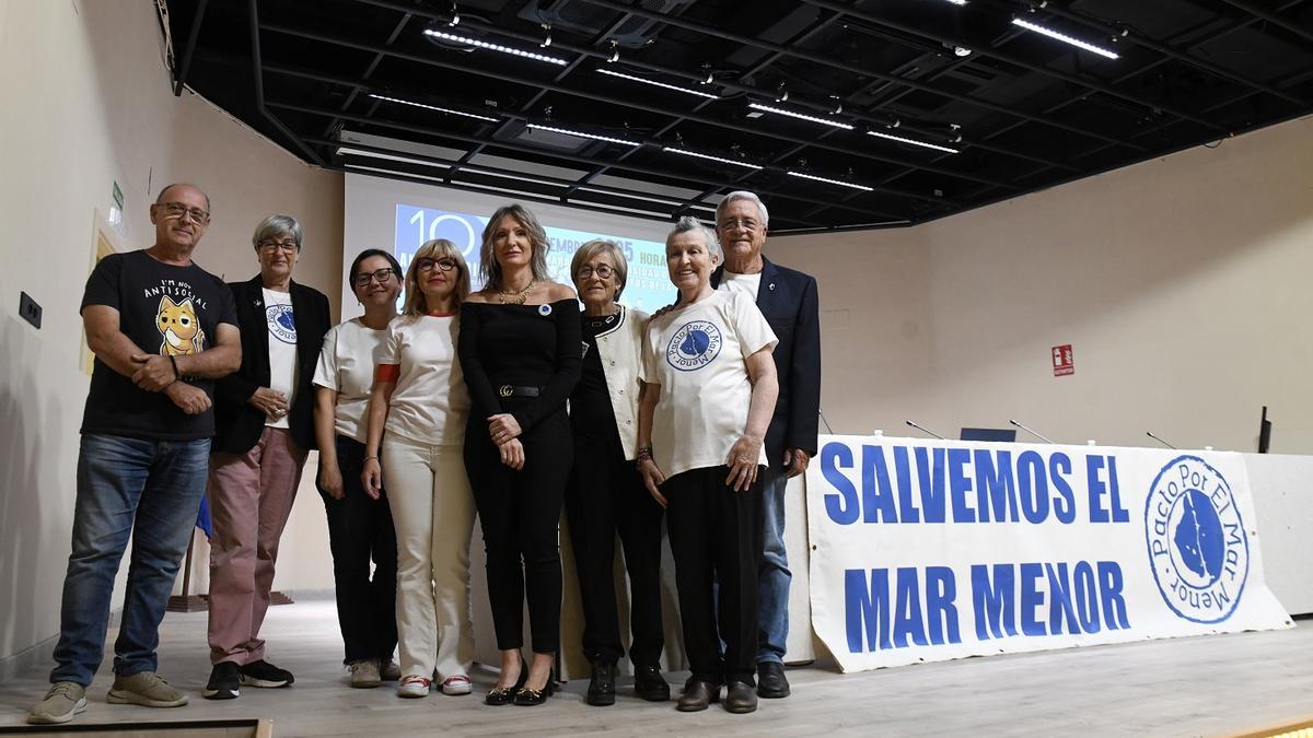 Una gran pancarta cubría la mesa de oradores en la que podría leerse el histórico mantra de la plataforma: 'Salvemos el Mar Menor'