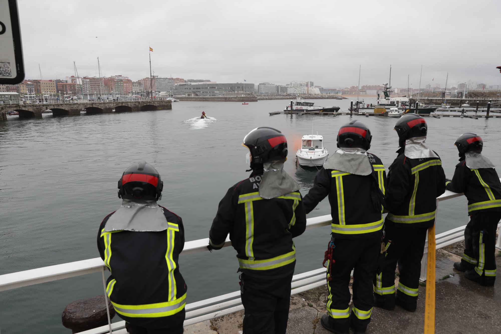 En imágenes: Jornada náutica con deporte y simulacro de rescate en el puerto deportivo de Gijón