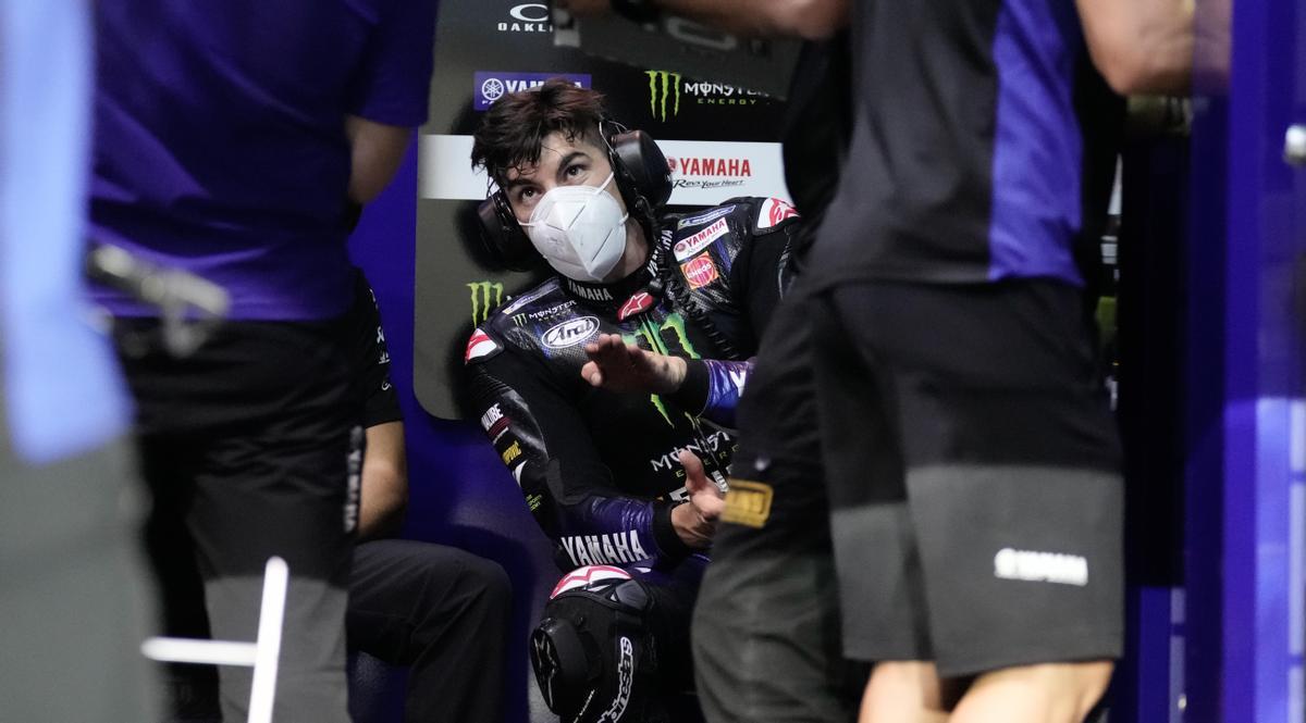 Maverick Viñales dialoga con sus técnicos en el boxe del equipo Monster Yamaha.