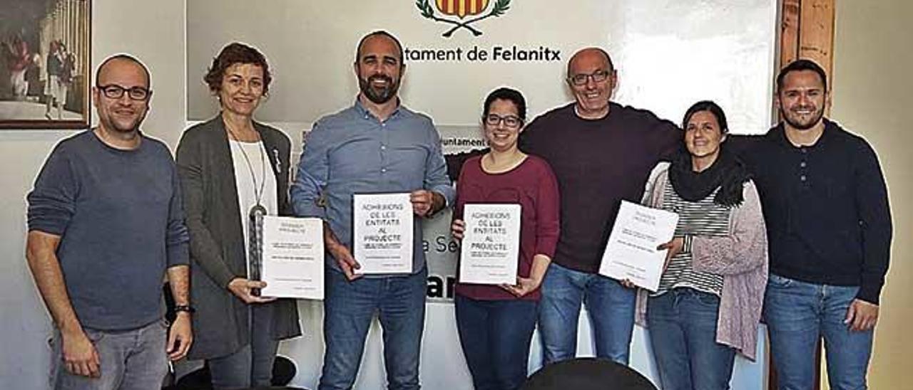 La Penya Barcelonista Els Tamarells entregó 2.537 firmas al Ajuntament de Felanitx.