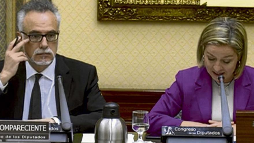 Carles Manera, ayer junto a la presidenta de la comisión, Ana Oramas, en el Congreso.