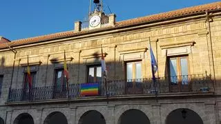 IU pide a PP y Vox que cuelguen la bandera arco iris en el Ayuntamiento de Benavente