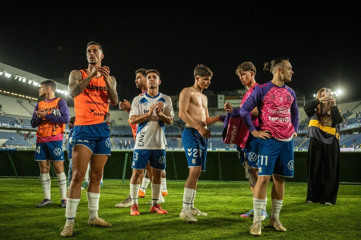 La plantilla de la 24/25 pide disculpas a la afición tras consumarse el descenso.