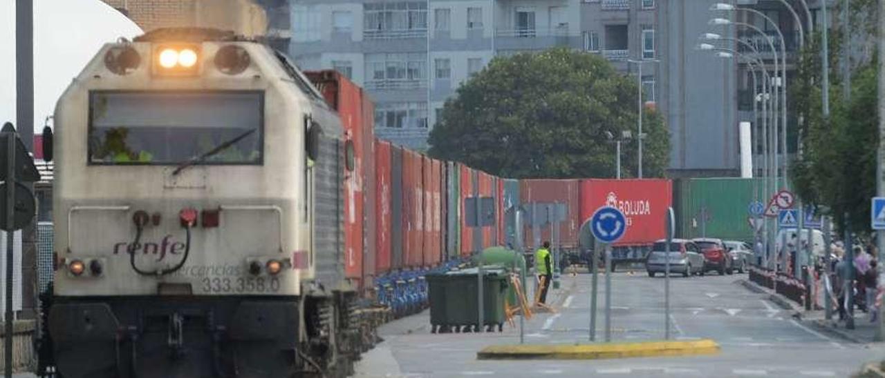 El paso del tren por la zona urbana de Vilagarcía. // Noé Parga