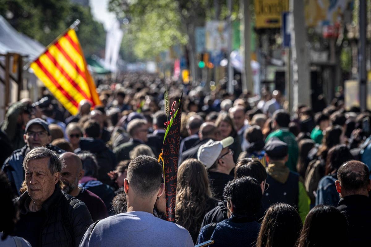 Ambiente de San Jordi en las calles de Barcelona