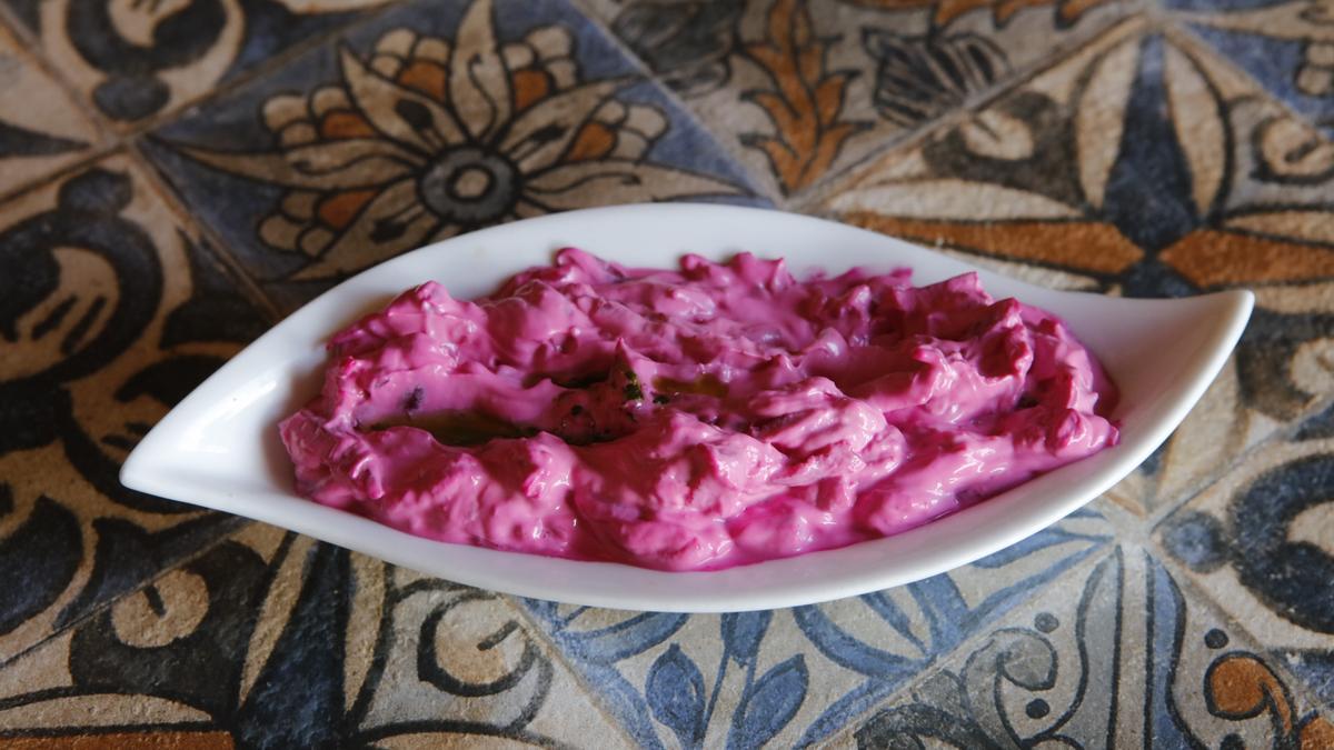 Rote-Bete-Joghurtcreme mit Petersilie und Knoblauch.