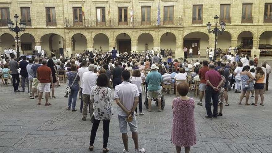 Acutación de la Maestro Lupi dirigida por Óscar Navarro en la Plaza Mayor el sábado por la tarde .