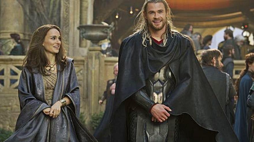 Natalie Portman y Chris Hemsworth, en la segunda película de Thor.