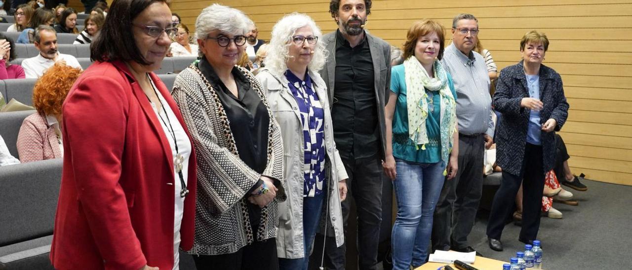 Por la izquierda, Natalia González, Ana González, Beatriz Cerezo, Marco Luengo, Marta Mediavilla, Manuel Vallejo y Carmen Veiga, ayer, en la Escuela de Comercio. | Irene Sirgo