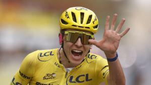 El esloveno Tadej Pogacar, que se alzó con su quinto Tour de Francia, no desveló si estará en la próxima Vuelta a España, la única grande que falta en su palmarés. EFE/EPA/YOAN VALAT