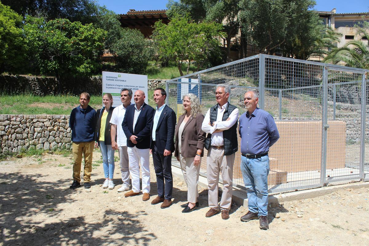Las autoridades posan junto al nuevo pozo en la zona de ca n'Arabí.