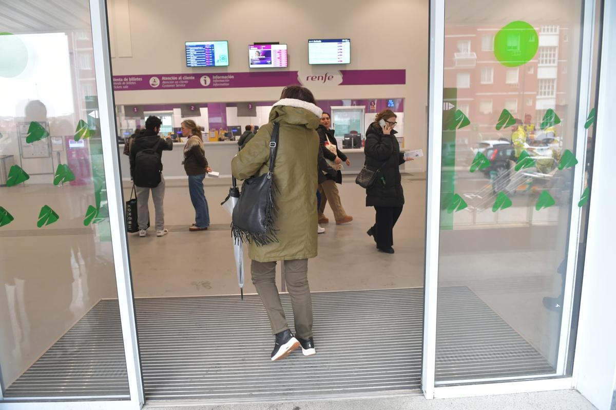 Varios trenes cancelados en la estación de A Coruña por la huelga de algunos sindicatos de maquinistas.