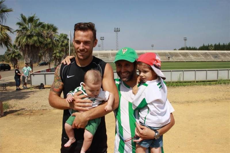 Aficionados animan al Córdoba en el último entrenamiento antes de Las Palmas