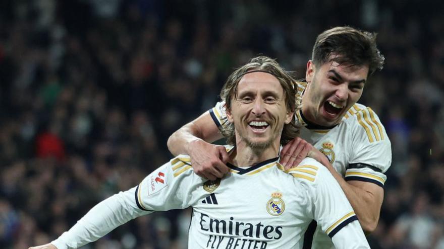 Brahim y Modric celebran el gol del croata para poner el 4-1. |  // EFE