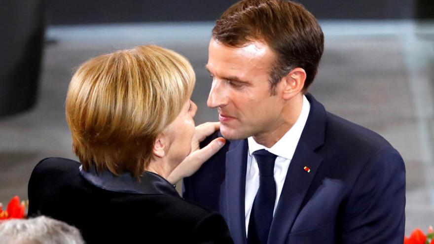 Macron y Merkel se saludan durante el encuentro.