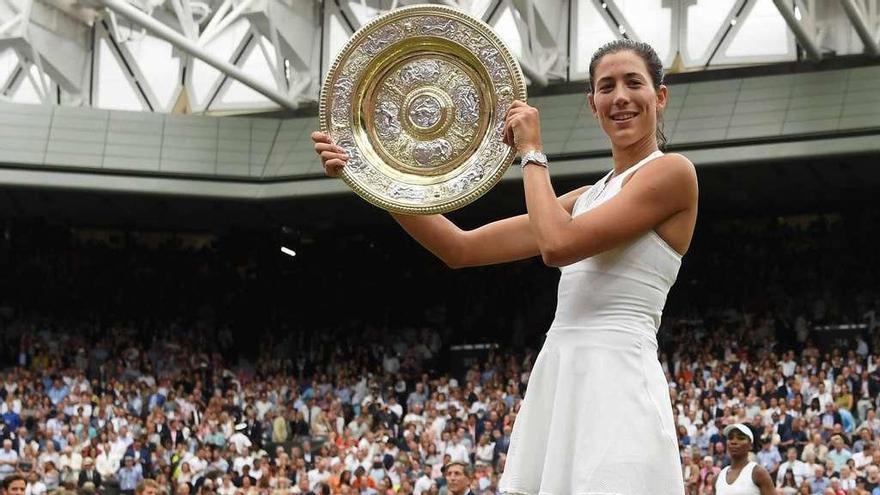 Muguruza, con el trofeo en sus manos. // Peter Klaunzer