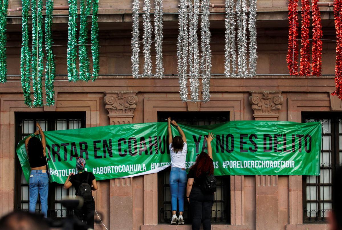 Un grupo de mujeres celebran la legalización del aborto en Coahuila.