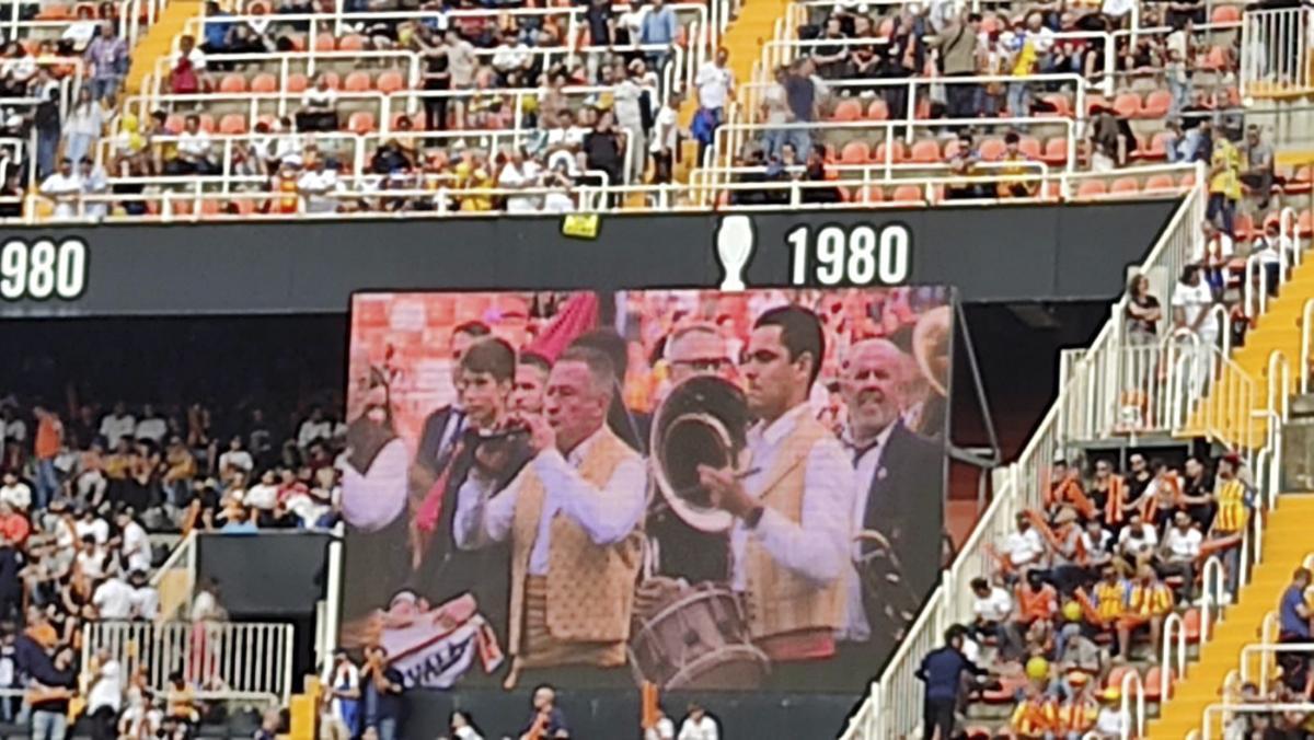 El Grup de Dolçaines de la Vall de Segó emocinó en Mestalla al inicio del Valencia CF- Real Madrid
