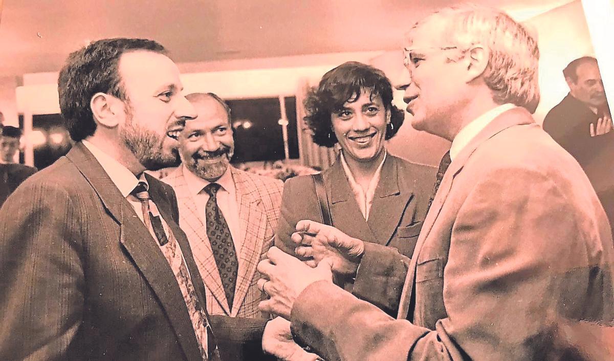 Josep Borrel junto a Joan Serra y Rita Vallès i Serra durante una charla del político socialista.