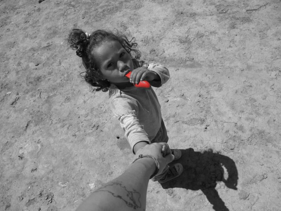 Una niña juega con un globo en el campo de refugiados de Idomeni