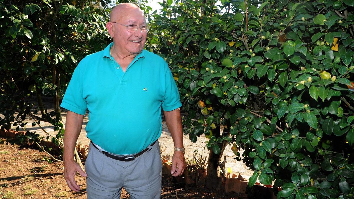 Charlín, en la finca de su casa de Vilanova, un año después de salir de la cárcel.