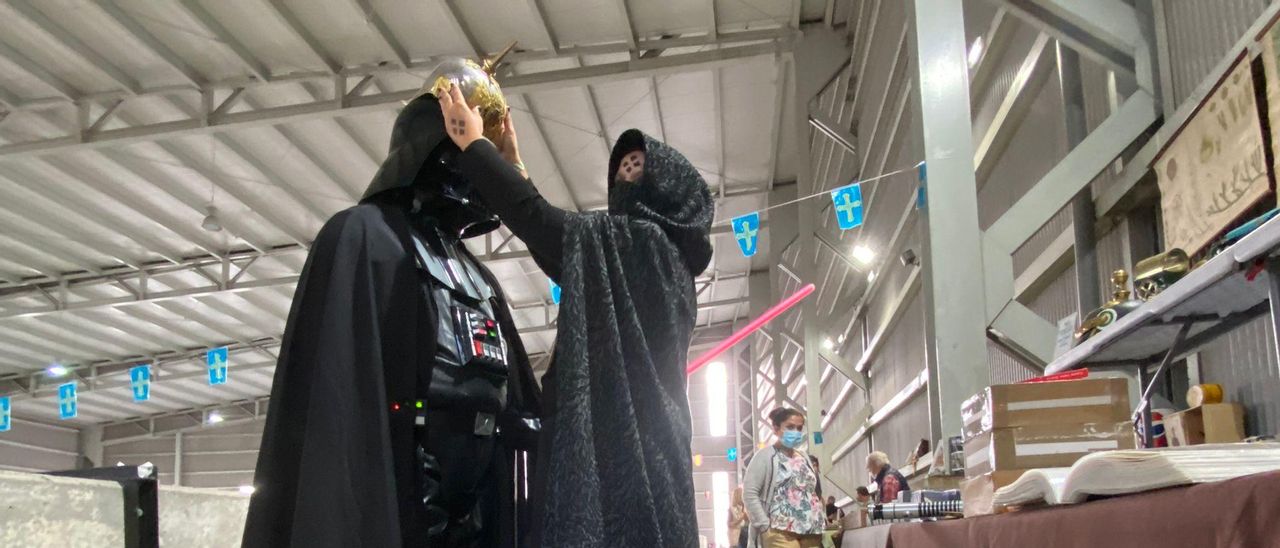 Una jedi prueba a Darth Vader un casco romano