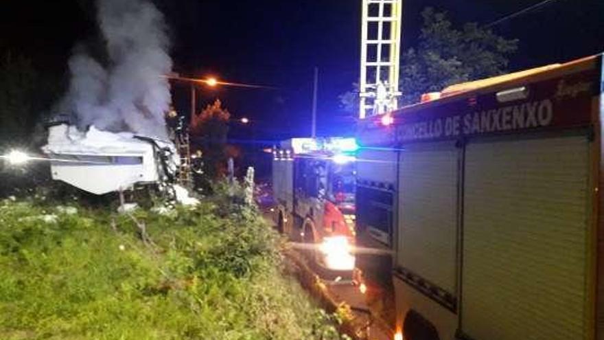 Bomberos, sofocando el fuego de madrugada. // Santos Álvarez