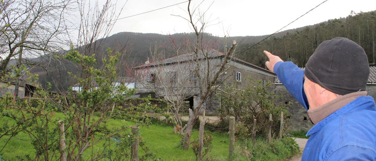 Antonio Arias señala la sierra donde se instalarán los aerogeneradores desde Folgueiras, en Vegadeo.