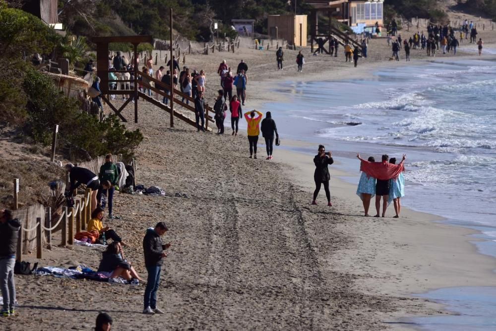 Primer baño del año en ses Salines.