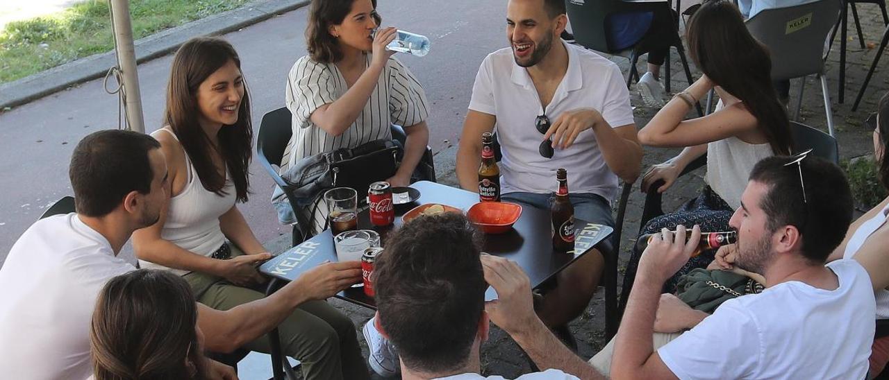 Una mesa de una terraza en el paseo de Bouzas, copada por un grupo de jóvenes. // Fotos: Ricardo Grobas