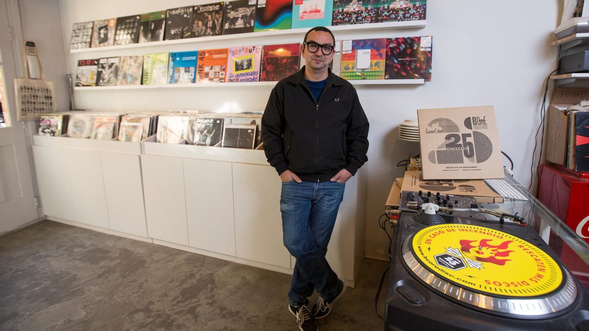 Jordi Llansamà, fundador de BCore, en la tienda hace casi una década, cuando celebraron los 25 años del sello