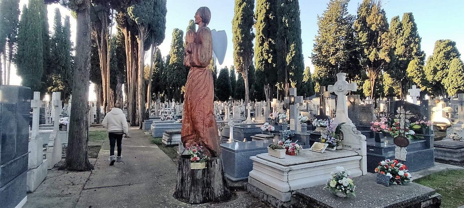 El Ángel Custodio tallado por Andrés Figuero en uno de los árboles del cementerio.