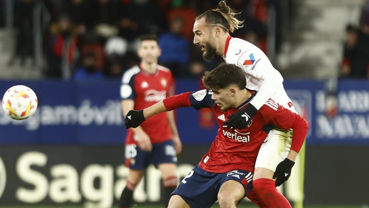 Abde, defendido por Gudelj en el partido de este miércoles.