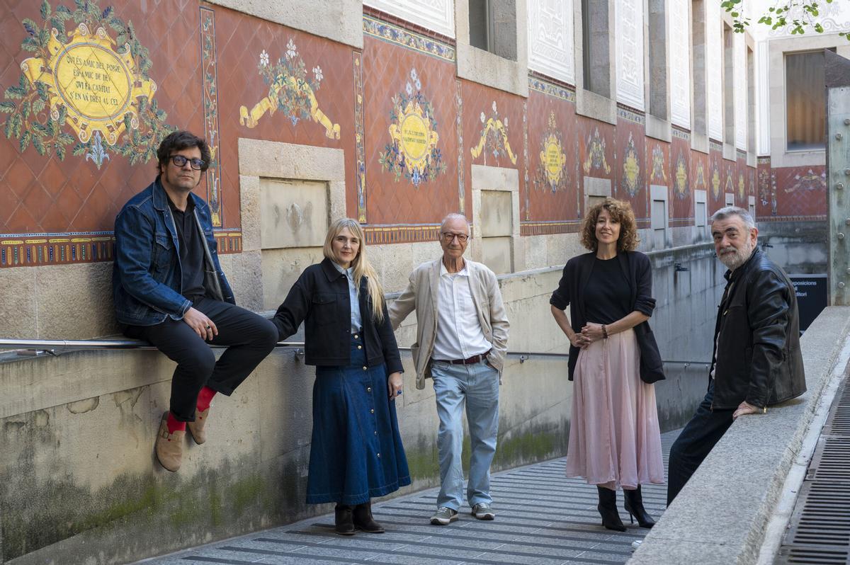 Algunos de los autores de EL PERIÓDICO que presentan libro en Sant Jordi: Miqui Otero, Desirée de Fez, Enrique Murillo, Agnès Marquès y Pau Arenós, en el patio del CCCB el pasado viernes 17 de abril.