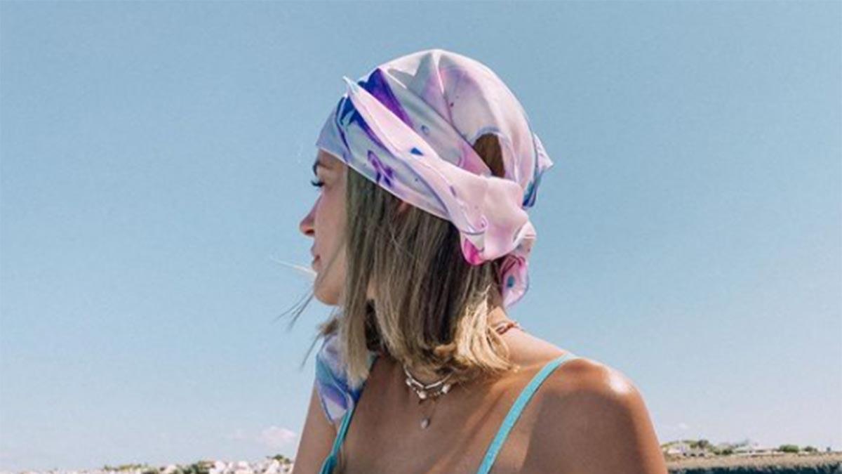 Laura Escanes con pañuelo de seda en la cabeza