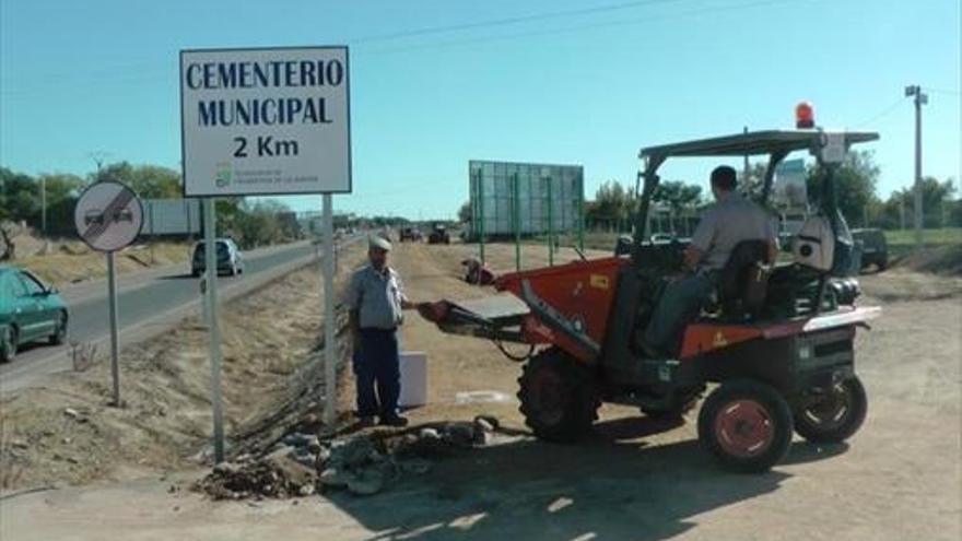 El cementerio se pone a punto para los Difuntos